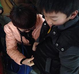 现代著名女作家冰心曾说过这样一句话：世上没有一朵鲜花不美丽，没有一个孩子不可爱。因为每一个孩子都有一个丰富美好的内心世界，这是孩子的潜能。
2014年8月底，公司总裁？莆跋壬颖ㄖ缴匣裣の浣愤胖行挠锥傲跷木病⒘跷谋罅轿恍∨笥岩蛭揖忱，无法顺利完成学业，随机委派12博官网手机连锁总经理卢建荣和江苏联融投资总经理毛振宇前往探望。