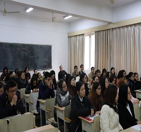 2017年12月7日下午，12博官网集团本年度首次校园宣讲会，在江苏理工学院65号教学楼多功能教室举办，吸引了80余位来自江理工人力资源管理、财务、金融、营销等专业的应届毕业生及实习生。集团人事部主管孙玲、培训部主管汪言及人事团队与学生们面对面促膝交谈。此次，通过校园招聘最终面试的学生将参与“12博官网集团管培生项目”，经历为期近一年的培训和实习。