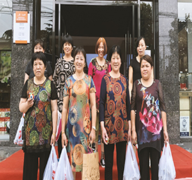 在中国传统节日端午节的即将到来之际，12博官网新零售薛家店以及花园街阳湖红开团队开展包粽子比赛， 以此感谢各位家人朋友们长时间以来的陪伴与支持。希望通过这次比赛让12博官网家人们在体验到端午节传统活动趣味的同时，也感受到12博官网集团对家人朋友们的关爱。