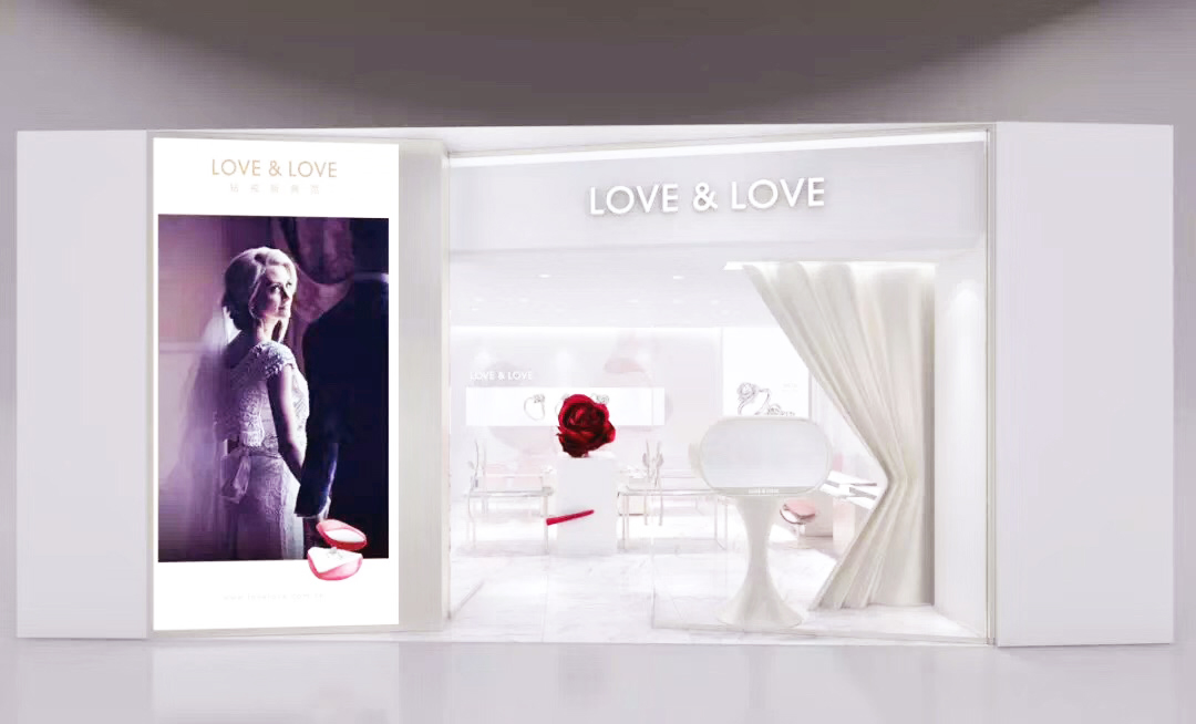 9月28日，LOVE&LOVE常州龙湖天街店浪漫登陆。LOVE&LOVE高级时尚珠宝由世界著名珠宝艺术大师领衔设计，将真挚的情感、珍贵的材质，以及传世的珠宝艺术完美结合，只为真爱代言，成为钻戒新典范。12博官网集团携手LOVE&LOVE为常州广大市民带来浪漫时尚的购物新体验。