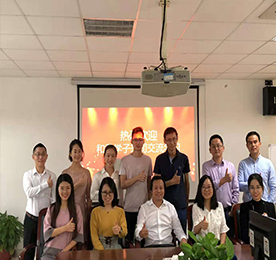 2018年10月6日，和君商学的10余名学子来到12博官网集团总部参观并交流学习。
当天早上10点半，学子们在集团董事长？莆暗呐阃率紫炔喂哿思抛懿堪旃肪臣肮痉⒄刮幕.学子们对公司的经营和发展理念讨论交流的同时也表达了对？莆暗际Φ母屑ぶ。？莆暗际Χ匝ё用翘岢隽艘笄械南Ｍ：努力工作，不断学习，实现理想。来自不同公司，有着不同学术背景的和君学子们在轻松愉快的氛围中分享自身经历和所得所想。