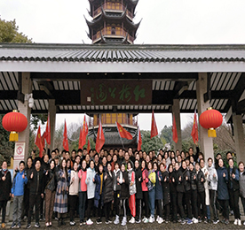 为提升员工的精神状态，增强团队凝聚力和向心力，倡导积极正能量的工作和生活方式，江苏12博官网集团于2月19日开展了主题为“2019，我们都是追梦人”的八公里开年徒步活动及新春动员大会，12博官网集团主管级以上领导和各门店店长，100余位同事参加了此次活动。