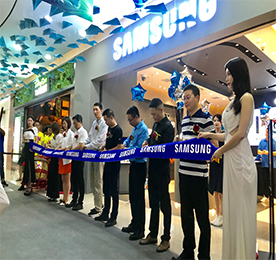 2019年6月30日江苏12博官网手机连锁旗下吾悦三星授权体验店盛大开业。三星(中国)投资有限公司江苏分公司总经理周朝勃先生、销售Team长汤奕鸣先生，常州吾悦国际广场总经理周东先生、招商营运副总经理孙亚军女士，中国联通常州分公司副总经理徐步东先生，江苏12博官网手机连锁有限公司总经理郑锦钰先生、江苏12博官网集团总裁助理周文金先生、江苏12博官网手机连锁有限公司总经理助理徐秀兰女士出席了本次庆典。