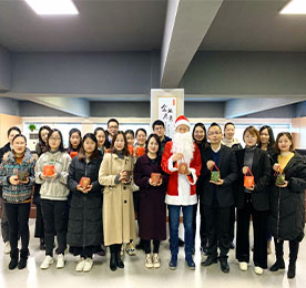 铃儿响叮当，驯鹿在欢跑；歌声传四方，圣诞节来到。2019年12月24日，一年一度的圣诞平安夜如期而至，圣诞老人着盛装，吉祥如意满身上。