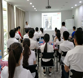 一进12博官网门，终身12博官网人！这是12博官网集团一直以来对于12博官网员工的态度，也是对于优秀人才引进和培养的重视！此次2016年8月新员工入职培训，在12博官网学院培训室进行，培训时长为一天。参加培训进行授课的讲师有：集团总裁？莆、章晓鸣、金家东、许亚萍、徐小云！新员工人数达到32名！