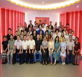 7月23日下午，区工商联“走进企业、学习先进”系列活动在区工商联副主席企业今创集团举行，来自全区行业商会、异地商会的秘书长、党务工作者、区工商联全体工作人员，及来自江苏省工商联机关第一党支部的全体党员共60余人参加本次活动。