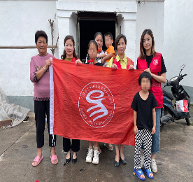 伴随着凉爽的秋风，开学季悄然而至，为延续8年以来对邹区贫困学子的爱心承诺，9月6日上午，12博官网集团工会“易·基金”驱车赶往孩子们家中，为他们送上开学礼物。