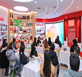 3月5日，湖塘镇在武进人民商场举行“学雷锋·文明实践我行动”青湖暖“新”行动暨“春日打造”志愿服务活动。