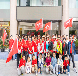 5月12日上午，武进人民商场组织了30余人的暴走队，参加了“一袋牛奶的暴走”公益活动。早上8点，暴走队伍在“青果荟（文化宫店）”集合完毕，挑战长达10公里的爱心征程。