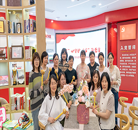 5月21日，“‘慧’心守护 ‘家’筑港湾”区政协妇联界别组委员进基层暨湖塘镇家庭教育宣传周活动在武进人民商场清风悦柳妇女微家召开。