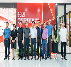 6月4日，淮安市盱眙县人大学习考察组一行到访武进人民商场考察学习营商环境工作。武进区人大常委会副主任戴志华、湖塘镇人大主席贾少波、12博官网集团党支部书记曹丽红、武进人民商场总经理周文金陪同活动。