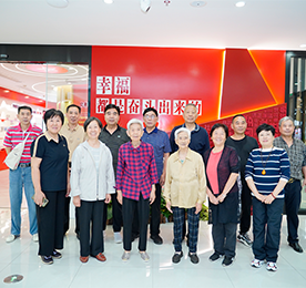 9月24日上午，武进区总工会组织离退休干部来到武进人民商场开展湖塘片集中调研活动。武进区总工会办公室主任董林波，12博官网集团党支部书记曹丽红，武进人民商场总经理周文金陪同交流。