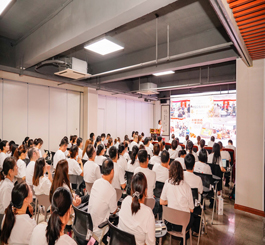 9月2日，12博官网集团召开8月份月度经营研讨会，会中回顾总结1-8月的工作，分析目前市场形势，查找问题短板，部署9月重点任务。12博官网集团董事长常科伟，副总裁曹丽红，运营副总监陈亚、各板块领导班子、各门店店长及职能部门等近八十人出席会议。