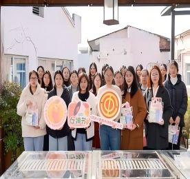 春意盎然，万物复苏，在这桃红柳绿的三月，我们迎来了第115个国际三八妇女节！人间芳菲，正逢最暖“她”时光；春风拂面，宛如最柔“她”笑颜。愿每一位女性如春日般明媚，似花朵般绽放，在属于自己的季节里，书写最美的篇章！