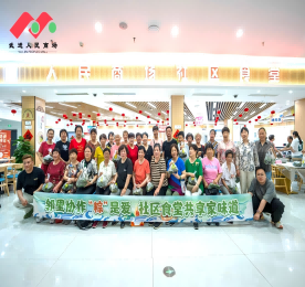 粽叶飘香迎端午，邻里齐聚话温情。5月21日下午，武进人民商场内一片欢声笑语，热闹非凡。来自花园、南街、何留、湾里、聚湖、府南、大二、蒋湾、长虹9个社区的60余名居民齐聚一堂，共同参与了由武进人民商场社区食堂主办的端午包粽子活动，湖塘镇民政科科长刘宇、副科长叶小玲出席活动，与居民一同感受端午节日的独特魅力与邻里间的深厚情谊。